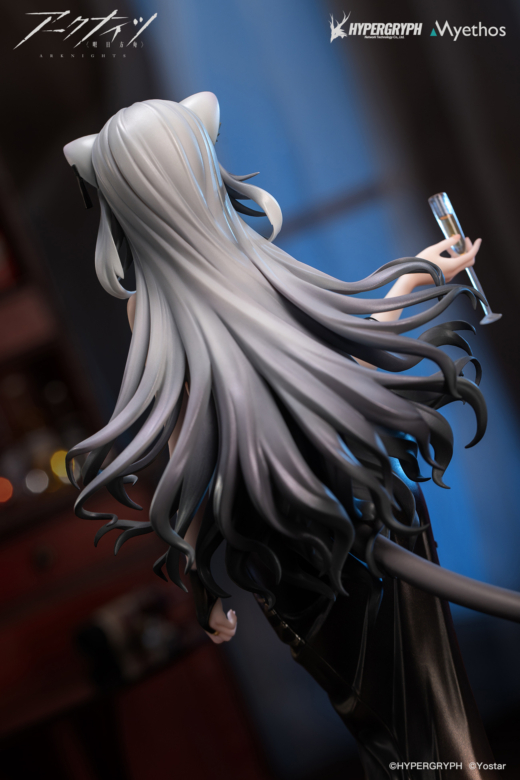 Descubre el apasionante mundo de Figura Arknights Schwarz Versión Vestido.