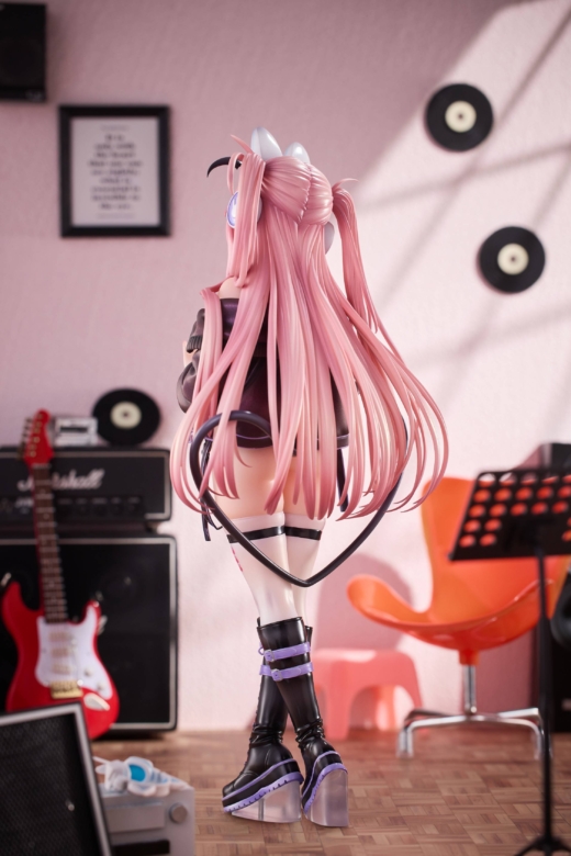 Descubre el apasionante mundo de Figura Original Character Little Devil Lulum con Auriculares Usamimi.