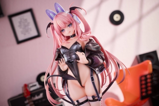 Descubre el apasionante mundo de Figura Original Character Little Devil Lulum con Auriculares Usamimi.