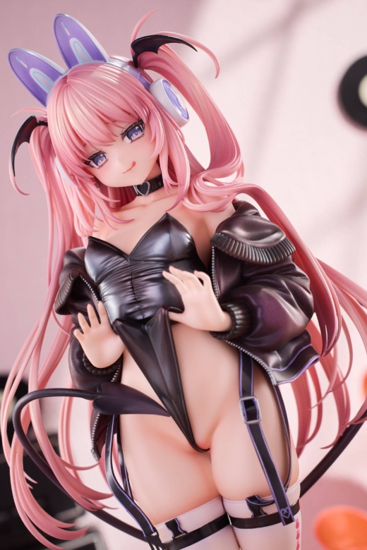 Descubre el apasionante mundo de Figura Original Character Little Devil Lulum con Auriculares Usamimi.